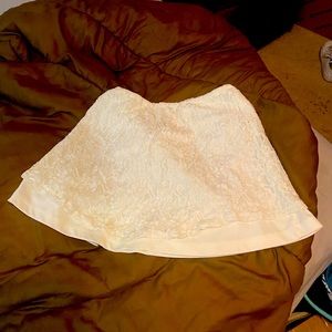 Crème colored lace elastic waist mini skirt. Size small